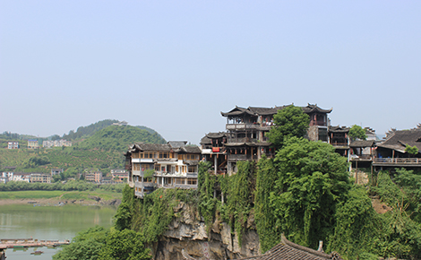 【瑞享張家界】 張家界國家森林公園、魔鬼?xiàng)５?矮寨大橋、天門山*玻璃棧道、 黃龍洞、鳳凰古城 6 日